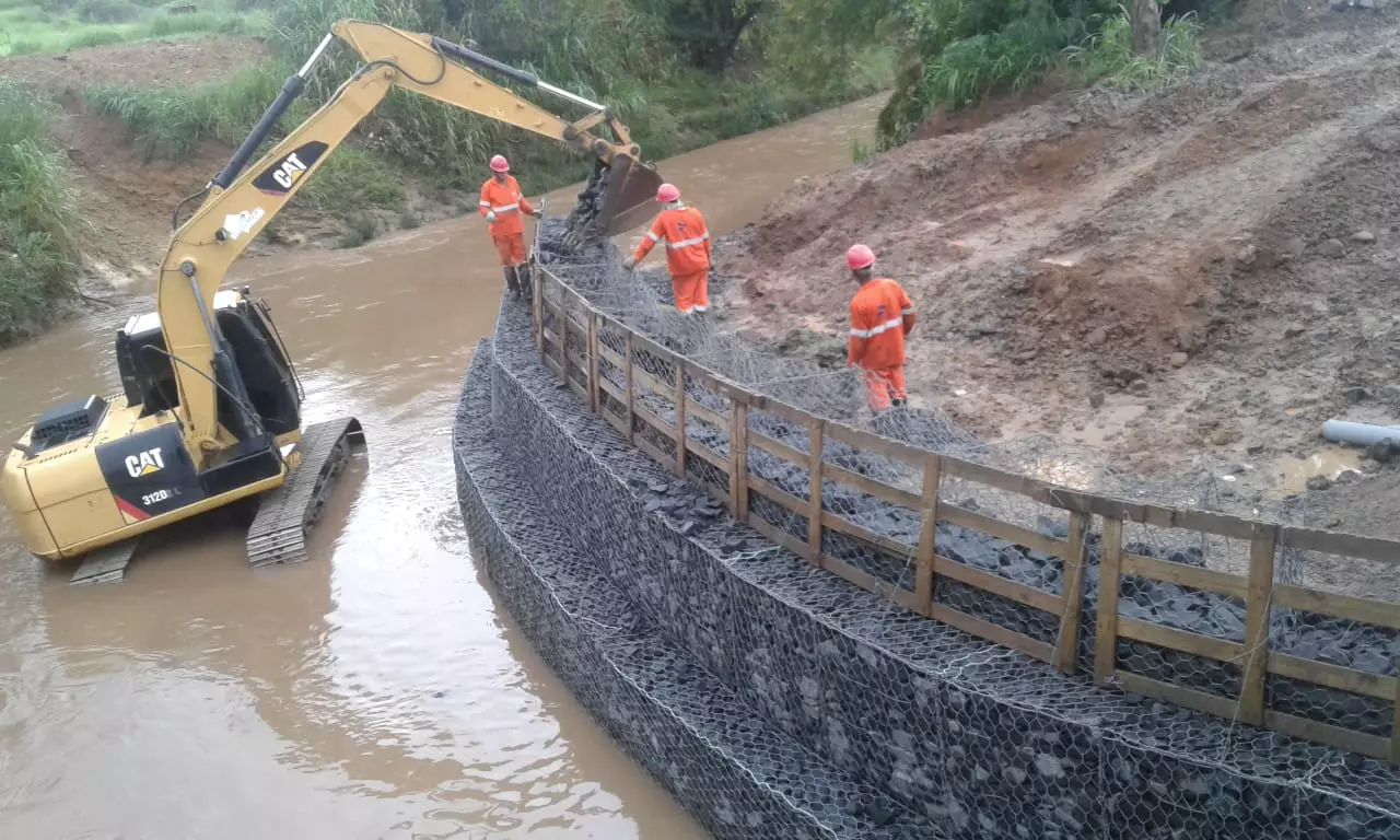 Obra de contenção com Gabião e drenagem com escada hidráulica e colchão Reno